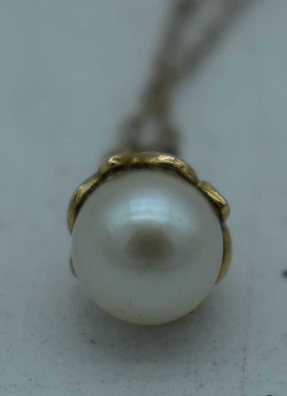 A 9CT GOLD AND PEARL NECKLACE. 1.8 grams. Chain 48 cm long, pendant 1.5 cm x 0.75 cm. - Image 2 of 2