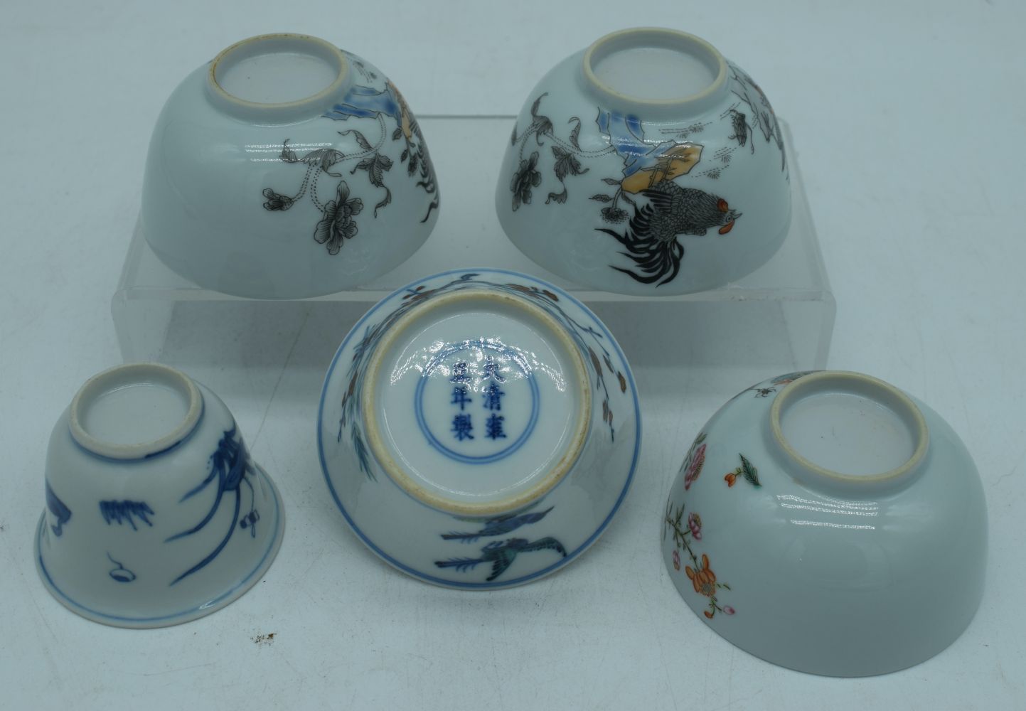 A collection of Chinese porcelain tea bowls largest 4 x 8 cm (5) - Image 4 of 4