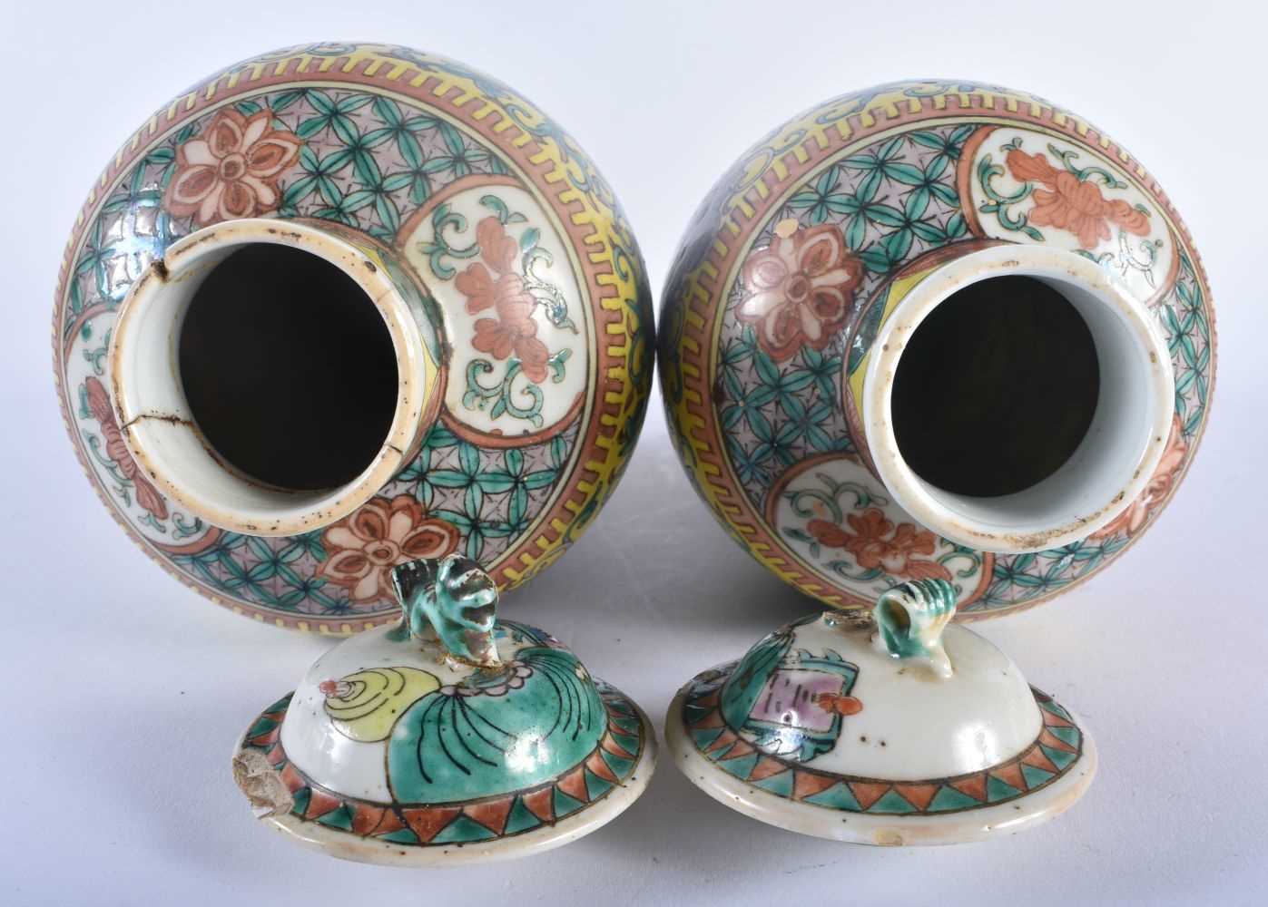A PAIR OF 19TH CENTURY CHINESE FAMILLE JAUNE PORCELAIN VASES AND COVERS Qing, painted with figures - Image 4 of 5