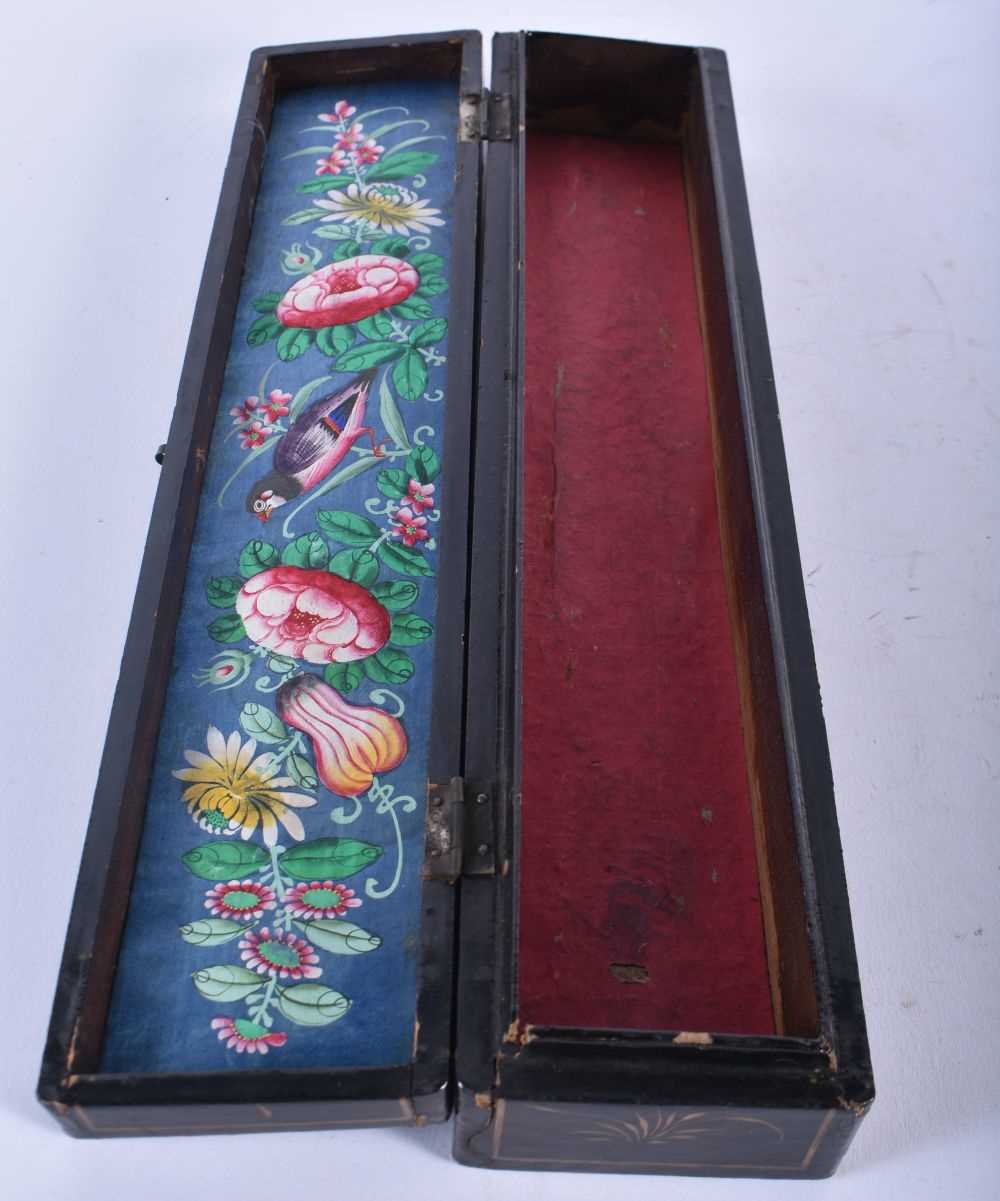 A MID 19TH CENTURY CHINESE EXPORT BLACK LACQUER FAN CASE Qing. 32 cm x 8 cm. - Image 3 of 4