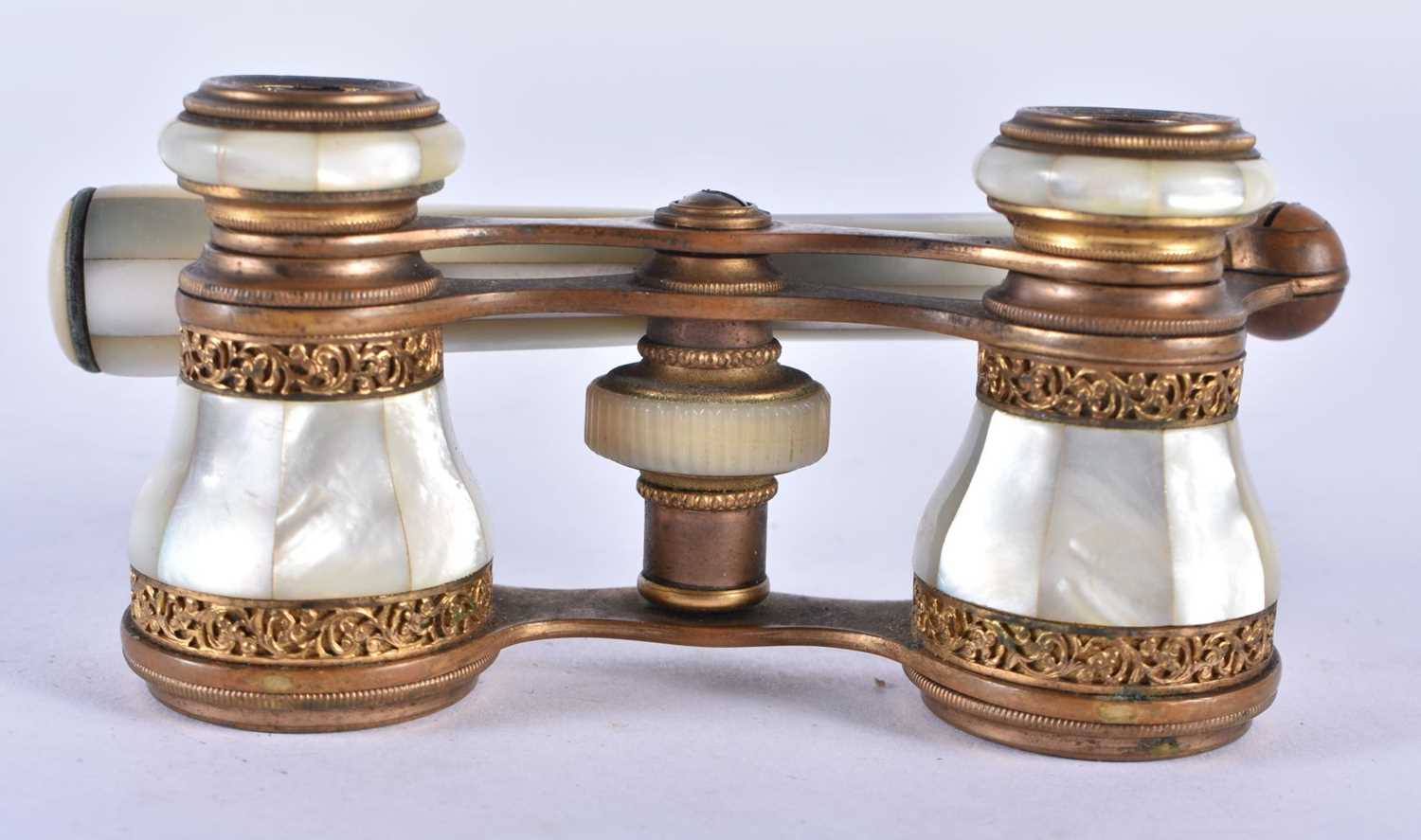 A PAIR OF MOTHER OF PEARL OPERA GLASSES. 18cm x 7 cm. - Image 3 of 5