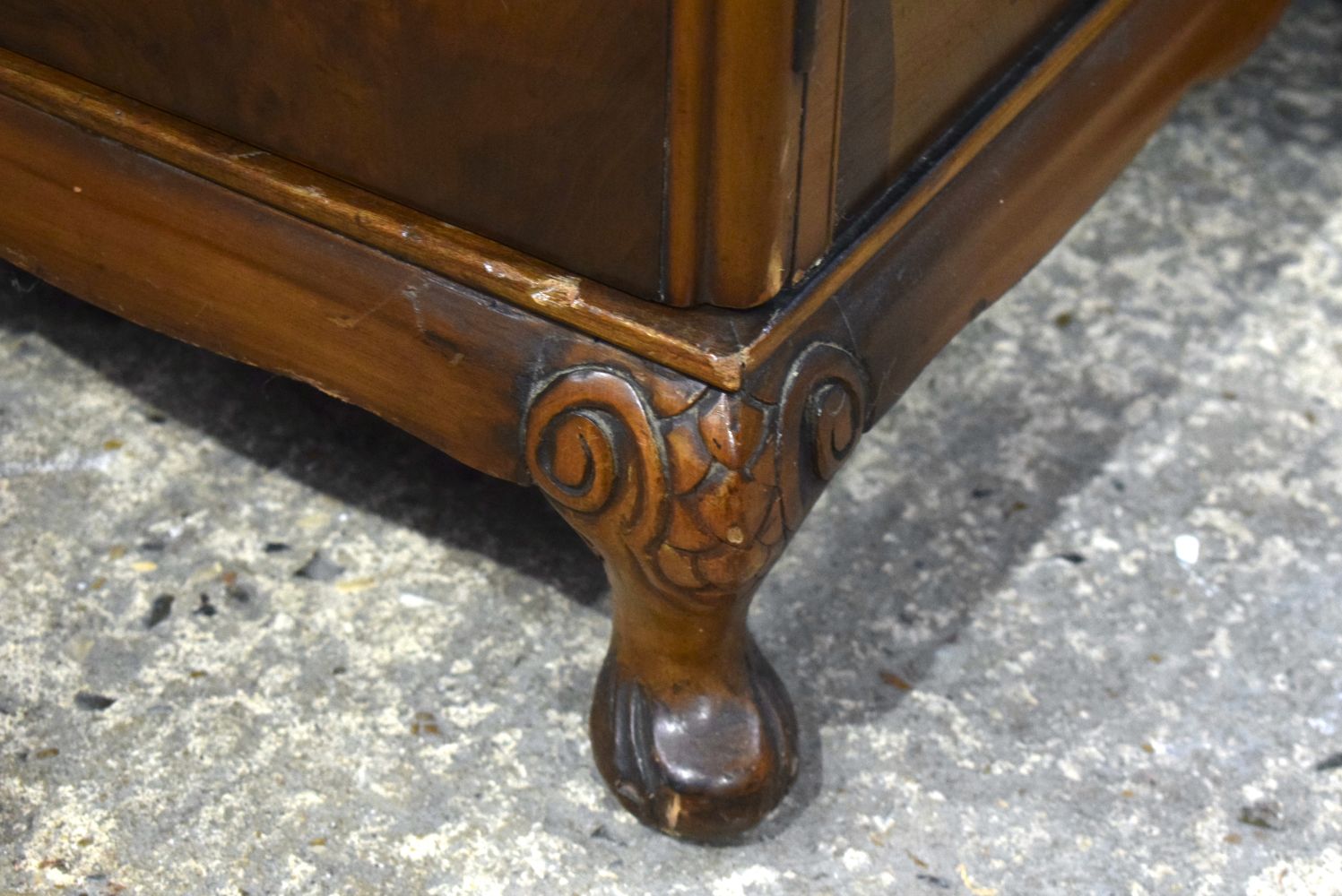 An impressive antique Walnut Burr wardrobe 198 x 120 x 51 cm. - Image 8 of 12