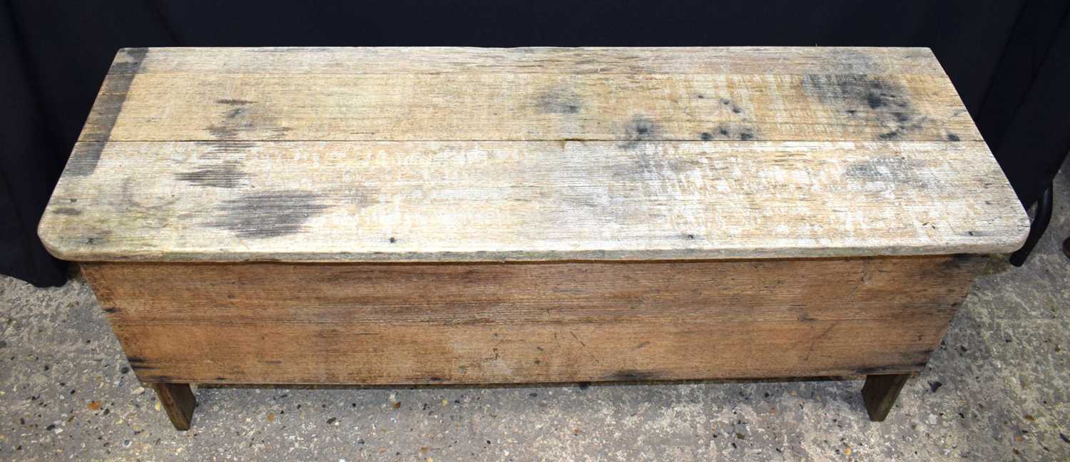 A rustic Oak chest 51 x 117 x 37 cm. - Image 3 of 8