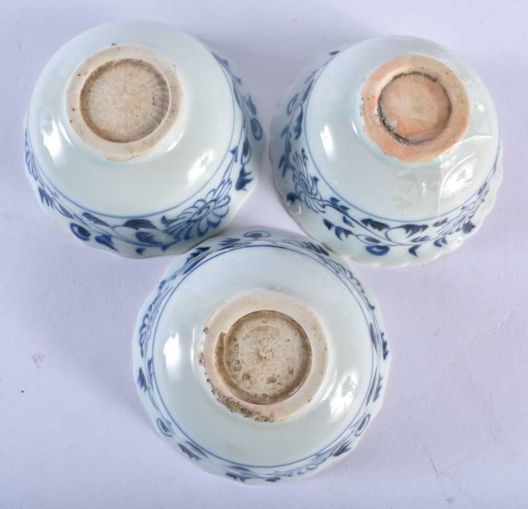 A 19TH CENTURY CHINESE BLUE AND WHITE PORCELAIN BOWL Qing, together with three other teabowls. - Image 7 of 7