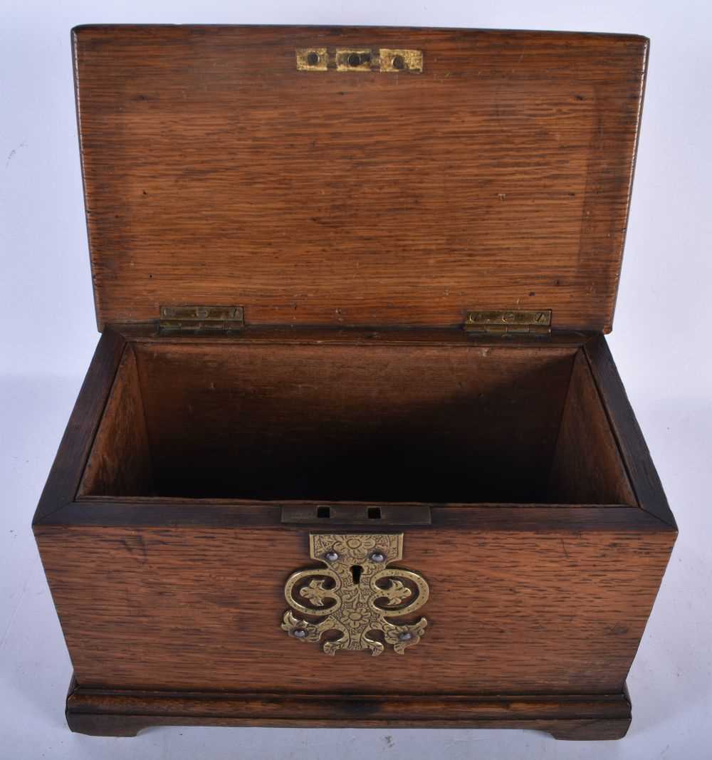 AN ART NOUVEAU COPPER INSET OAK TEA CADDY decorated in relief with a scrolling plaque depicting - Image 3 of 5