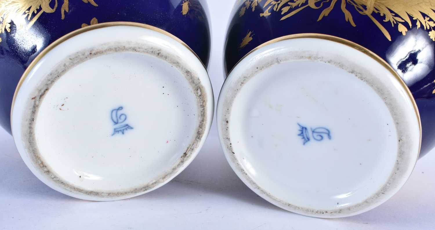 A LARGE PAIR OF 19TH CENTURY GERMAN DRESDEN PORCELAIN VASES AND COVERS painted with fighting - Image 5 of 5