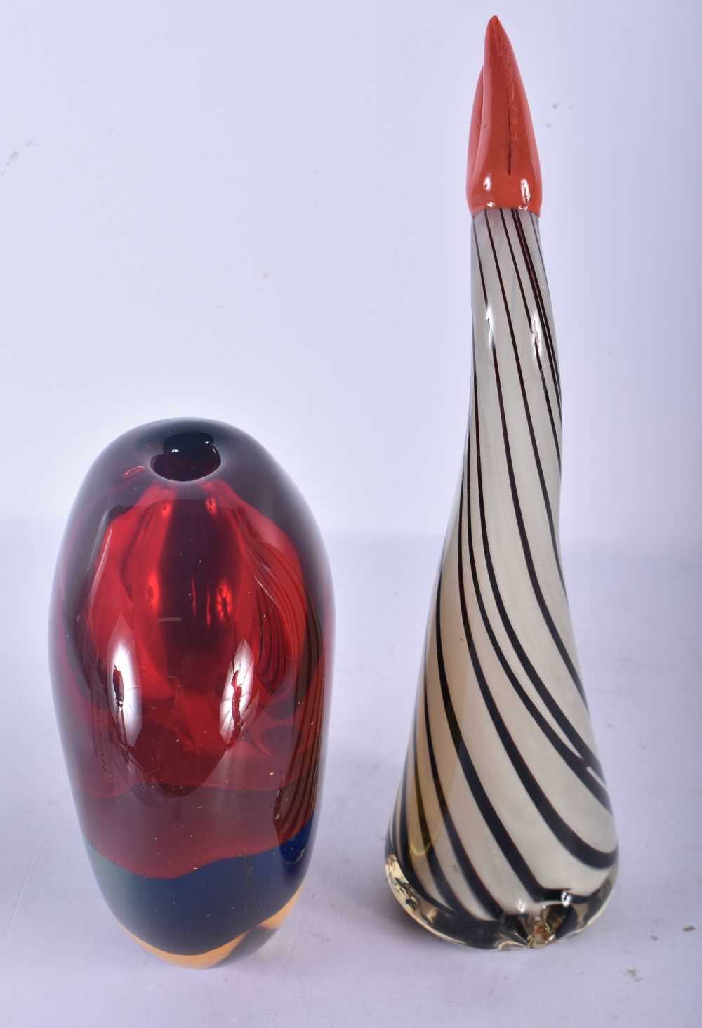 A MURANO GLASS VASE together with a similar glass sculpture. Largest 27cm high. (2) - Image 2 of 4