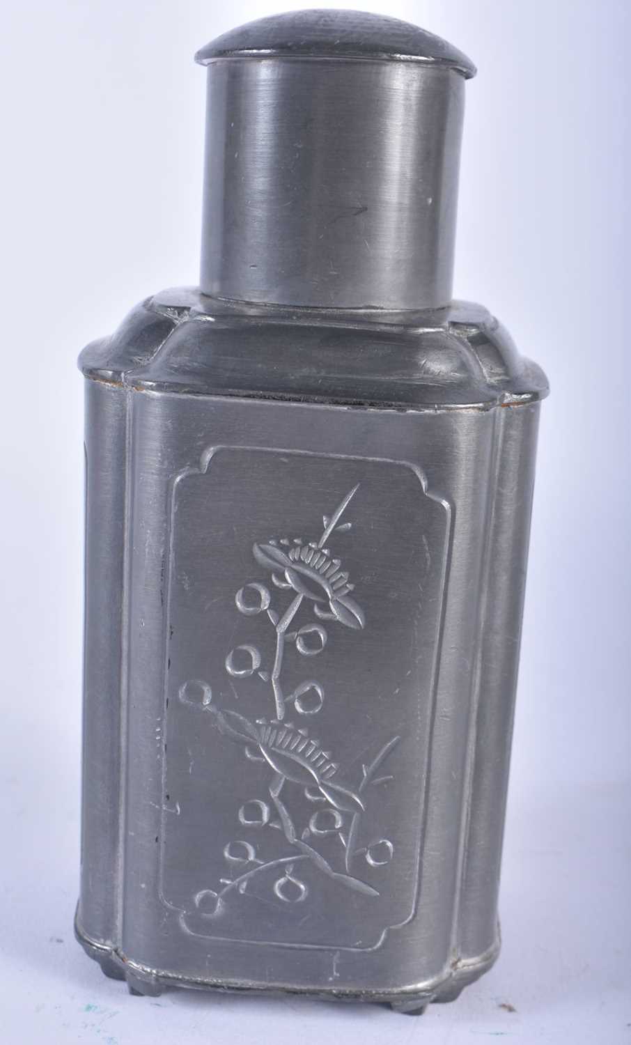AN EARLY 20TH CENTURY CHINESE PEWTER TEA CANISTER AND COVER decorated with foliage. 16 cm high. - Image 2 of 5