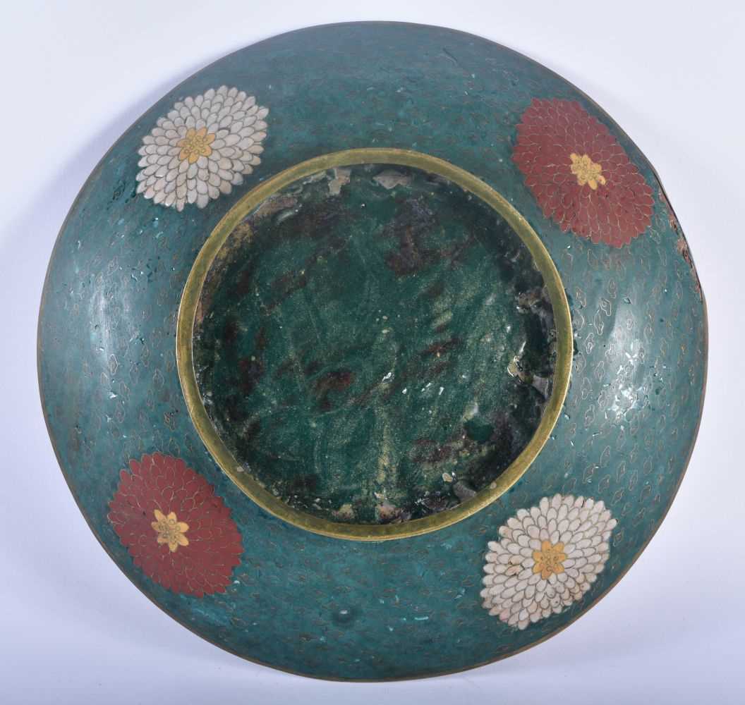 AN EARLY JAPANESE CLOISONNE ENAMEL CLOISONNE ENAMEL DISH decorated with foliage. 34 cm diameter. - Image 5 of 5
