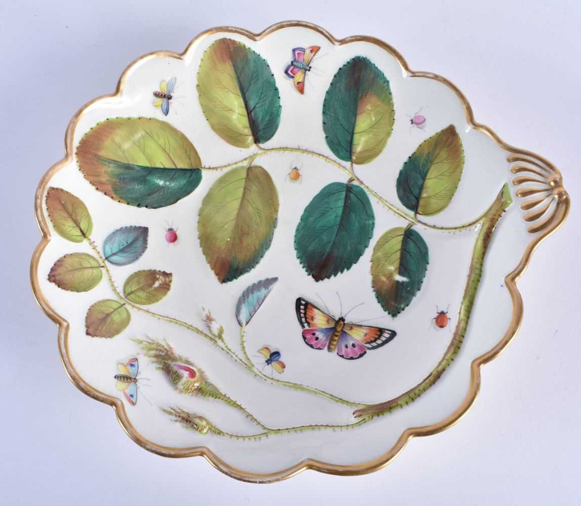 AN EARLY 19TH CENTURY CHAMBERLAINS WORCESTER BLIND EARL LEAF SHAPED DISH moulded and painted with