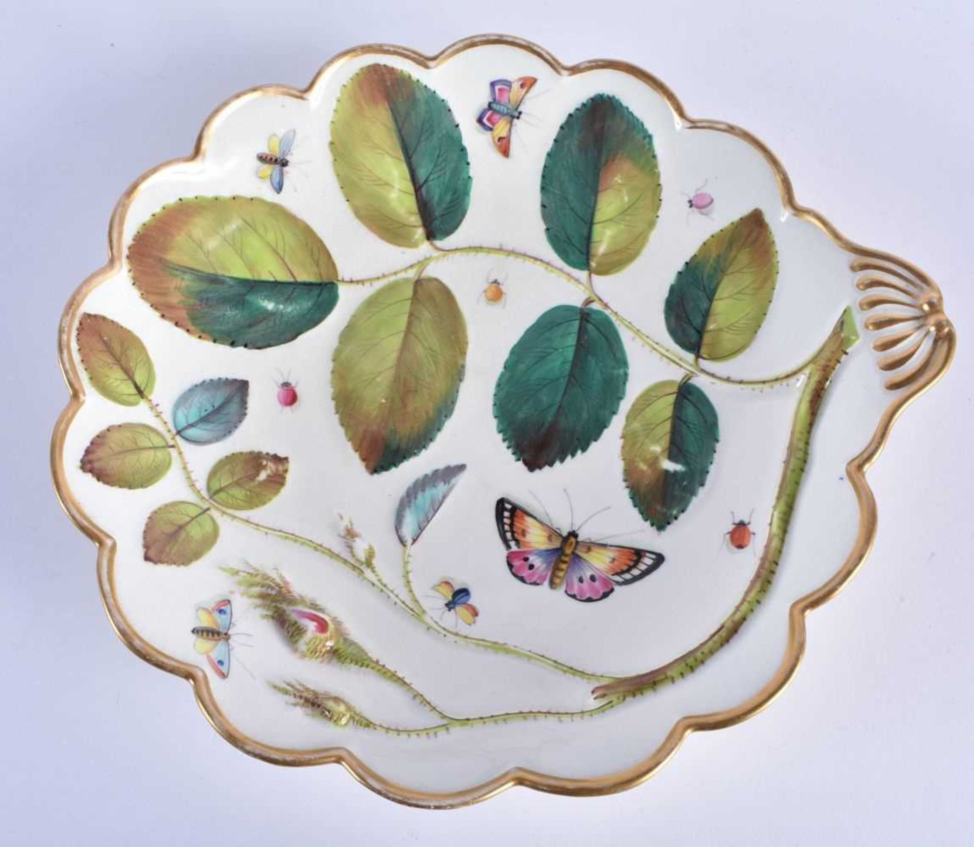 AN EARLY 19TH CENTURY CHAMBERLAINS WORCESTER BLIND EARL LEAF SHAPED DISH moulded and painted with