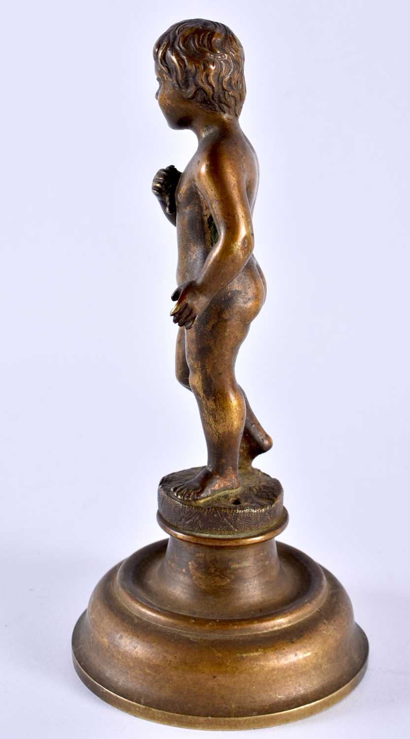 AN EARLY 20TH CENTURY EUROPEAN BRONZE FIGURE OF NUDE modelled upon a circular base. 17 cm high. - Image 3 of 5