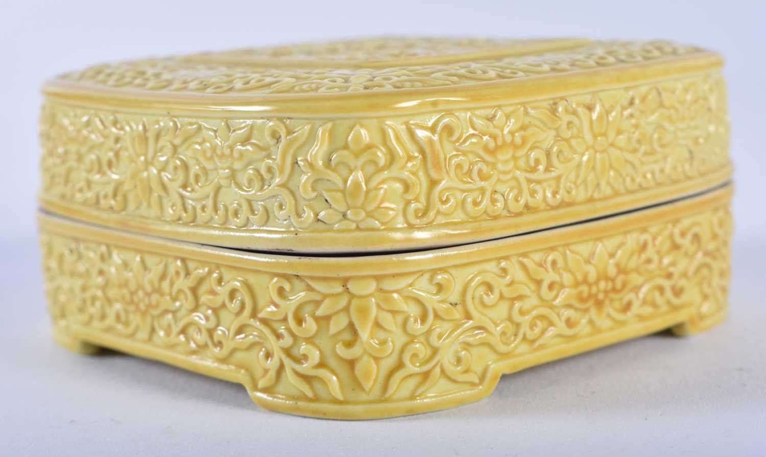 A 19TH CENTURY CHINESE IMPERIAL YELLOW GLAZED BOX AND COVER bearing Qianlong marks to base. 7 cm - Image 2 of 5