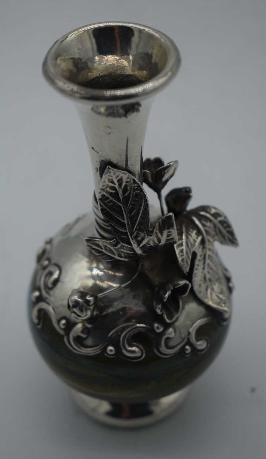 AN ART NOUVEAU SILVER MOUNTED GLASS VASE. 100 grams. 14 cm high. - Image 4 of 4