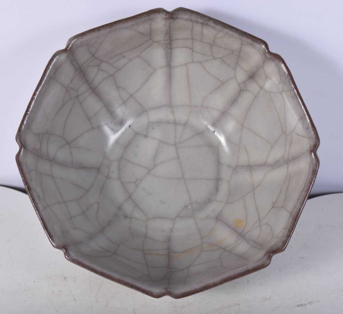 A Chinese porcelain crackle glaze petal edged bowl 7 x 15 cm. - Image 3 of 6