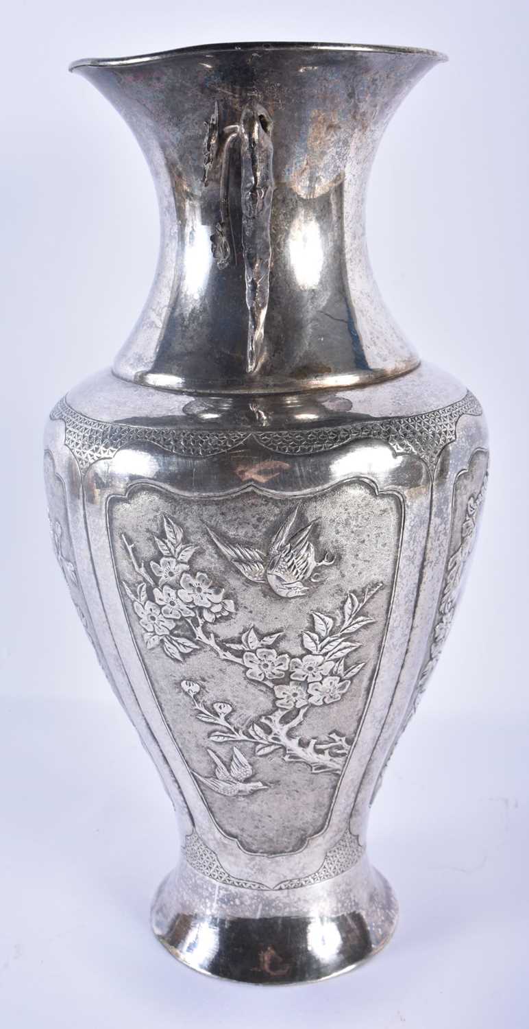 A LARGE LATE 19TH CENTURY CHINESE EXPORT TWIN HANDLED VASE probably silver. 730 grams. 30cm high. - Bild 3 aus 8