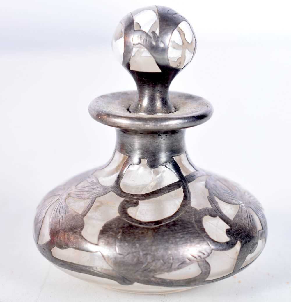 A Silver Overlay Scent Bottle. Stamped Sterling, 6.5 cm x 5.7cm, weight 61g - Image 2 of 3