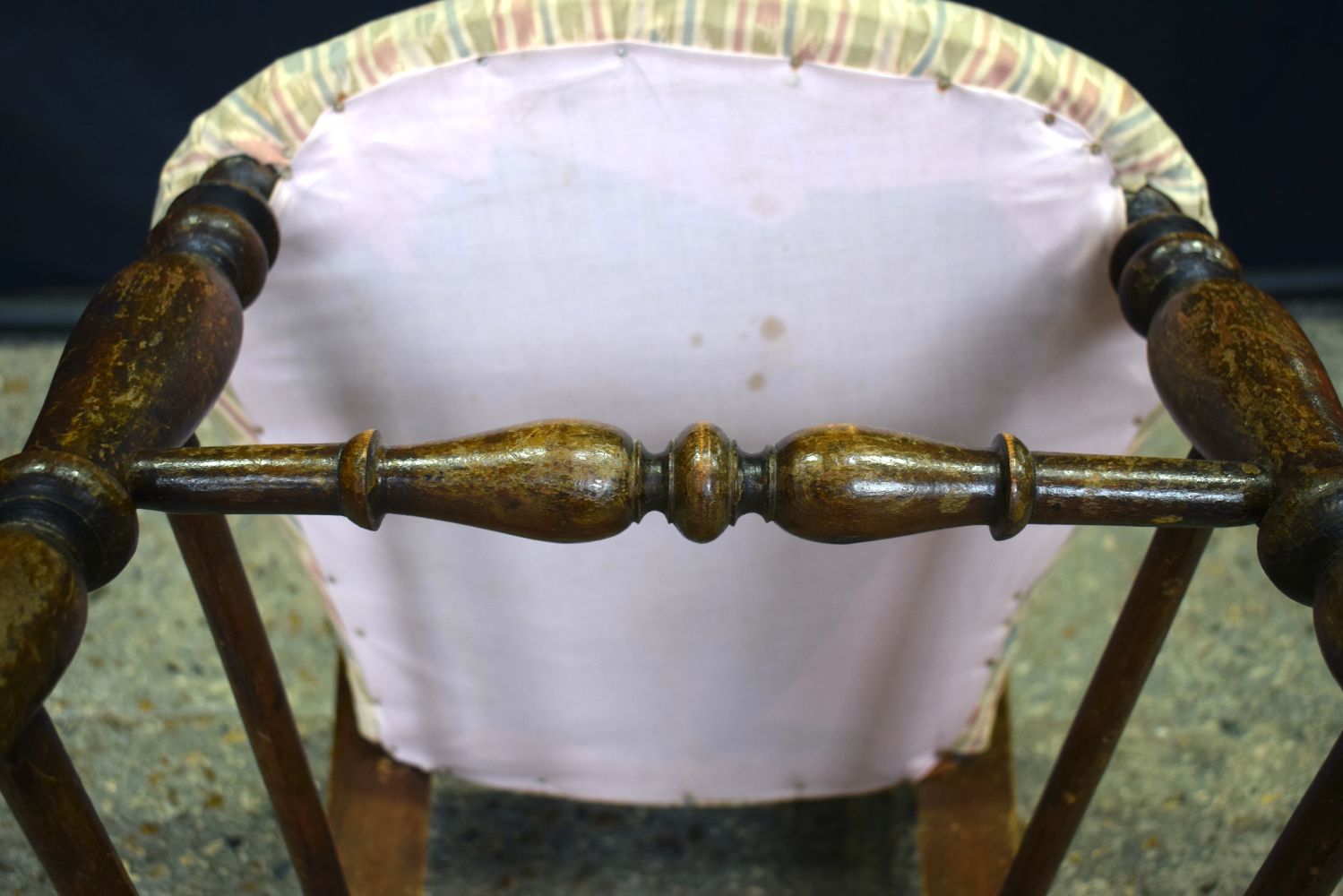 An antique oak dressing table with seven drawers together with a Balloon back Chair 78 x 121 x 50 cm - Image 20 of 20