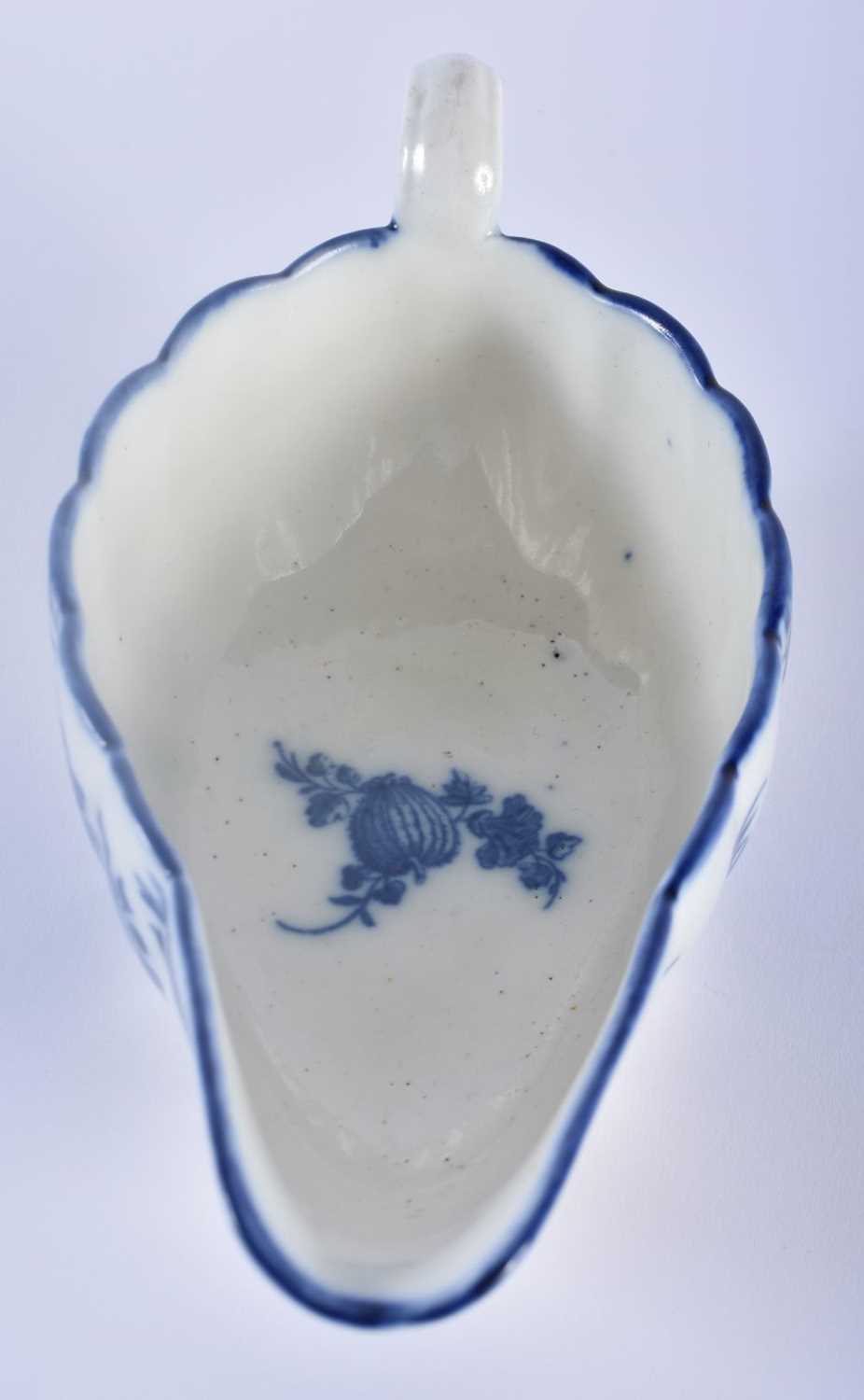 AN 18TH CENTURY CAUGHLEY BLUE AND WHITE PORCELAIN SAUCE BOAT decorated with fruiting vines upon a - Image 4 of 5