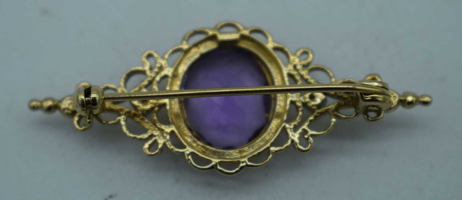 A YELLOW METAL AMETHYST BROOCH. 4.25 grams. 4.25cm x 1.75 cm. - Image 2 of 3