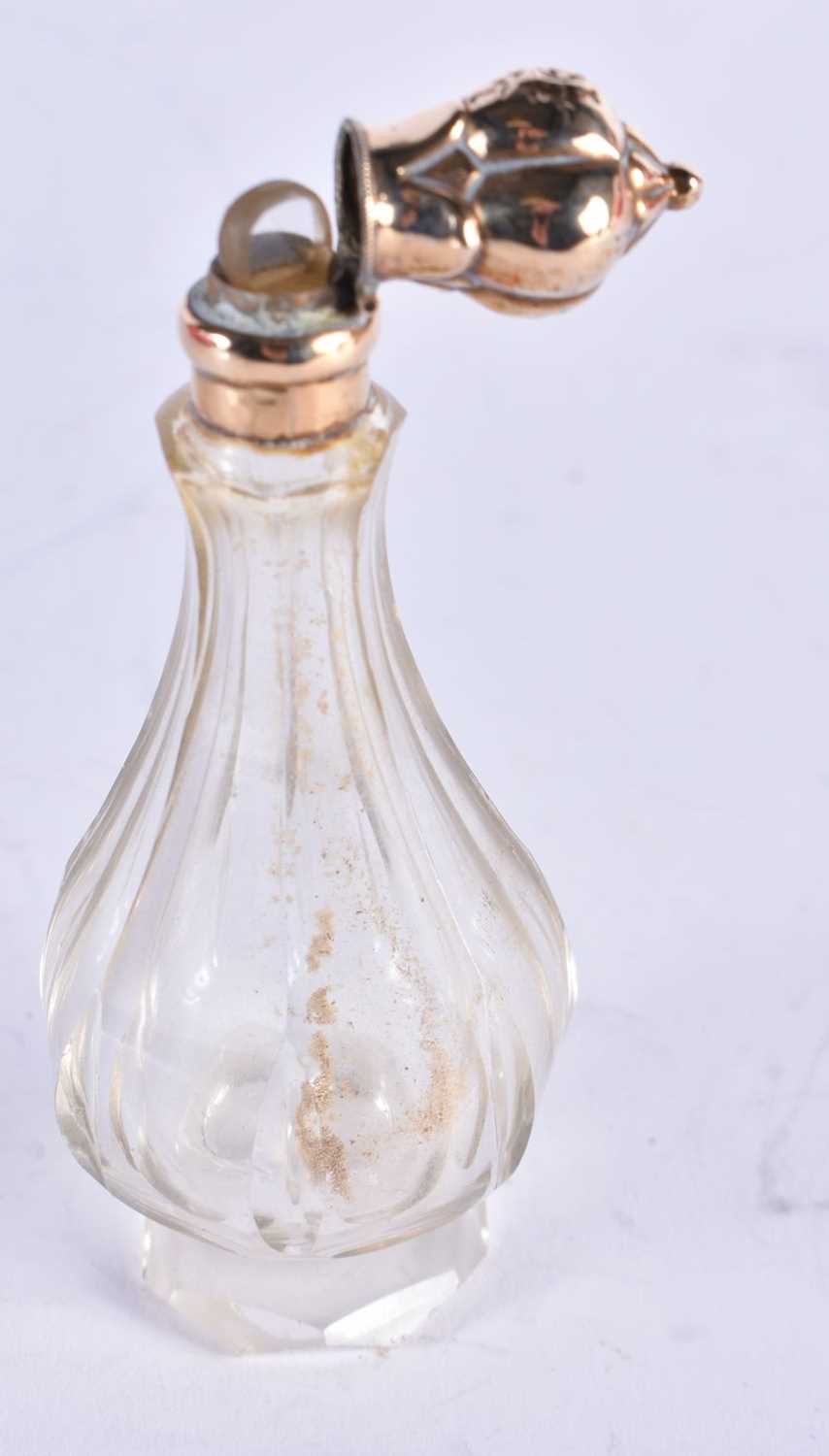 AN ANTIQUE 18CT GOLD MOUNTED GLASS SCENT BOTTLE. 46 grams. 10.5 cm x 3.75 cm. - Image 2 of 3