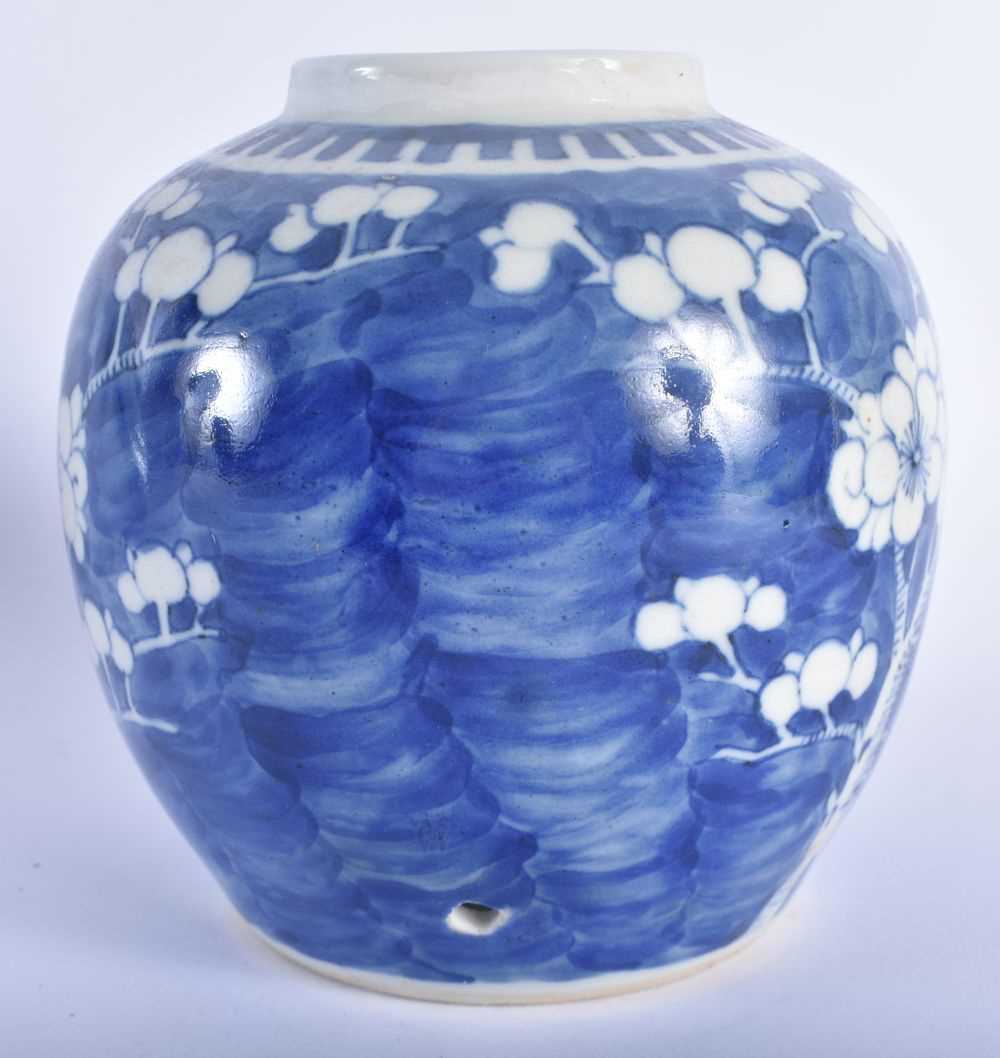 A 17TH CENTURY CHINESE BLUE AND WHITE PORCELAIN PLATE Kangxi, together with a Qing blue and white - Image 5 of 7