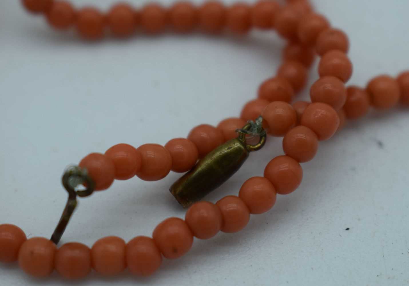 A CORAL NECKLACE. 5 grams. 48 cm long. - Image 2 of 3