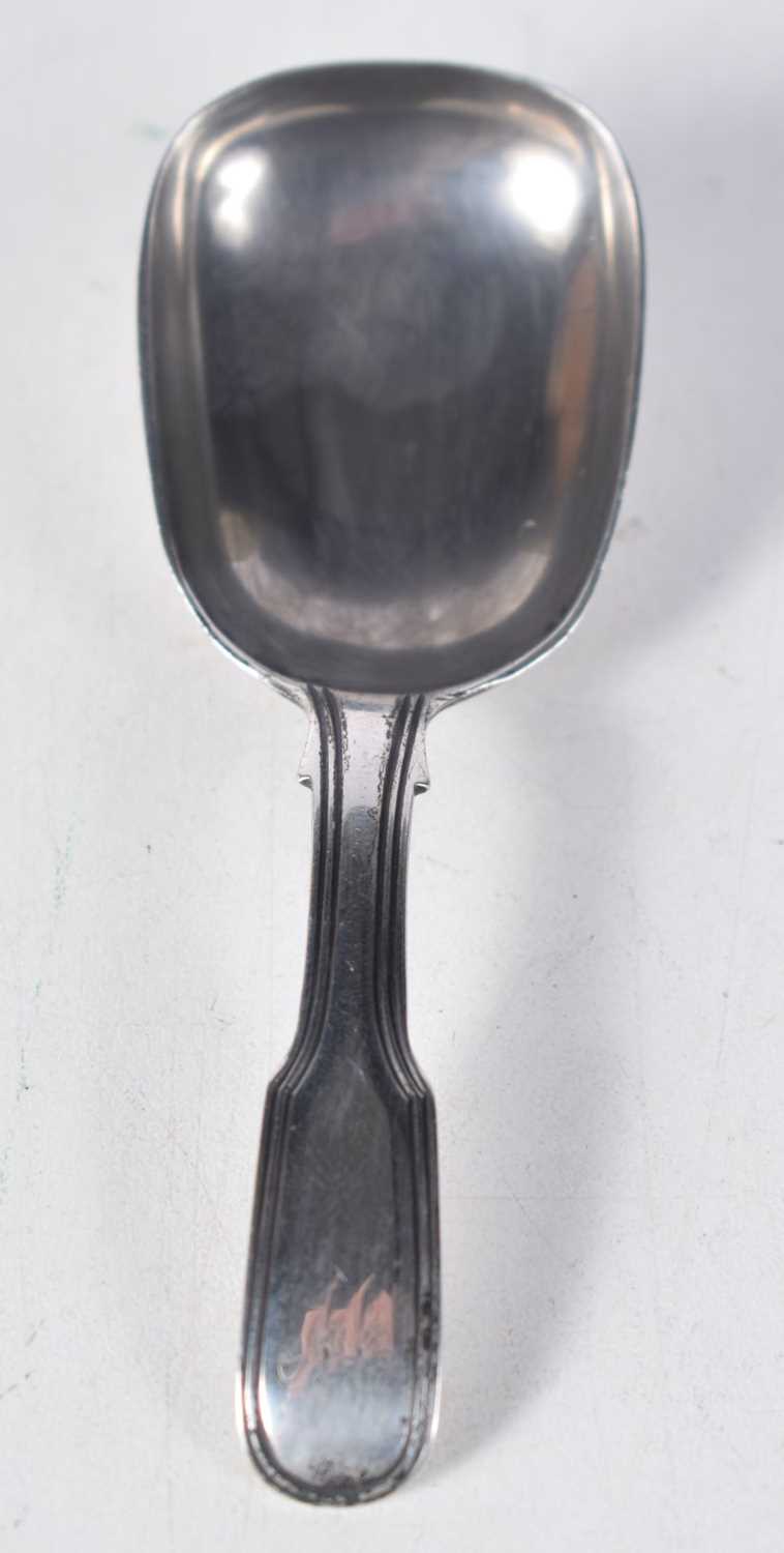 An Edwardian Silver Caddy Spoon by George Knight. Hallmarked London 1903. 10.1cm x 3.5 cm, weight