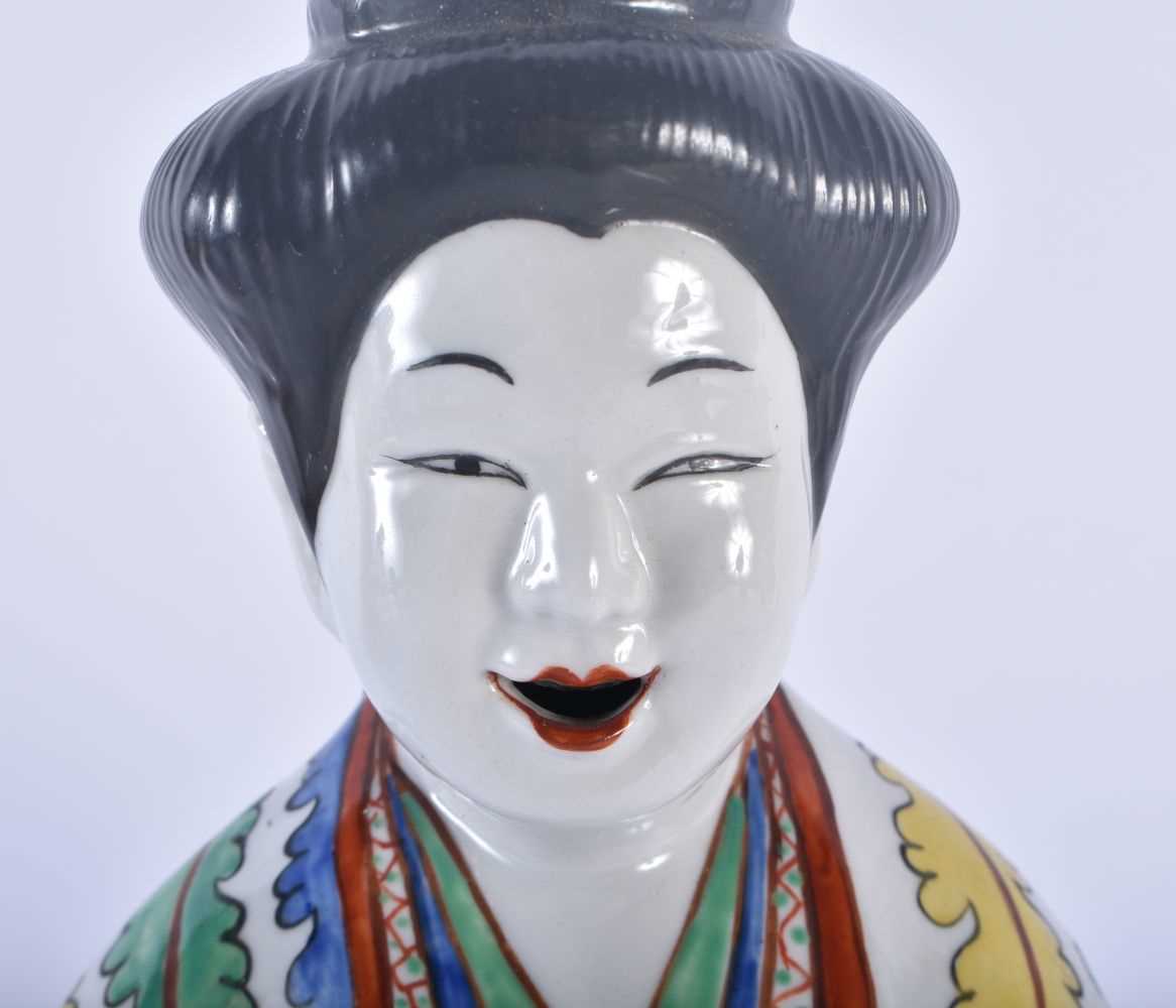 A LARGE EARLY 20TH CENTURY JAPANESE MEIJI PERIOD PORCELAIN GEISHA modelled in the 17th century - Image 2 of 6