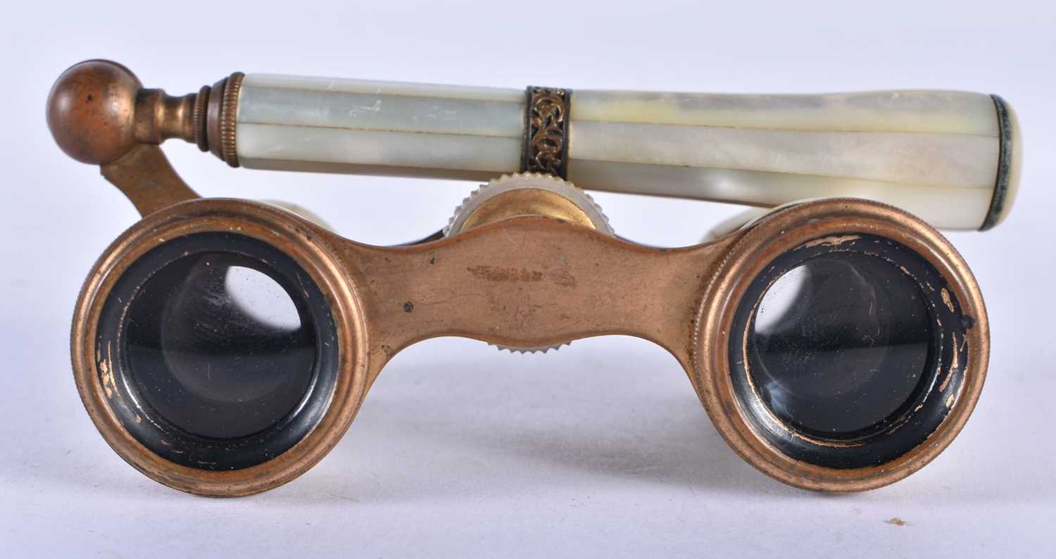 A PAIR OF MOTHER OF PEARL OPERA GLASSES. 18cm x 7 cm. - Image 4 of 5