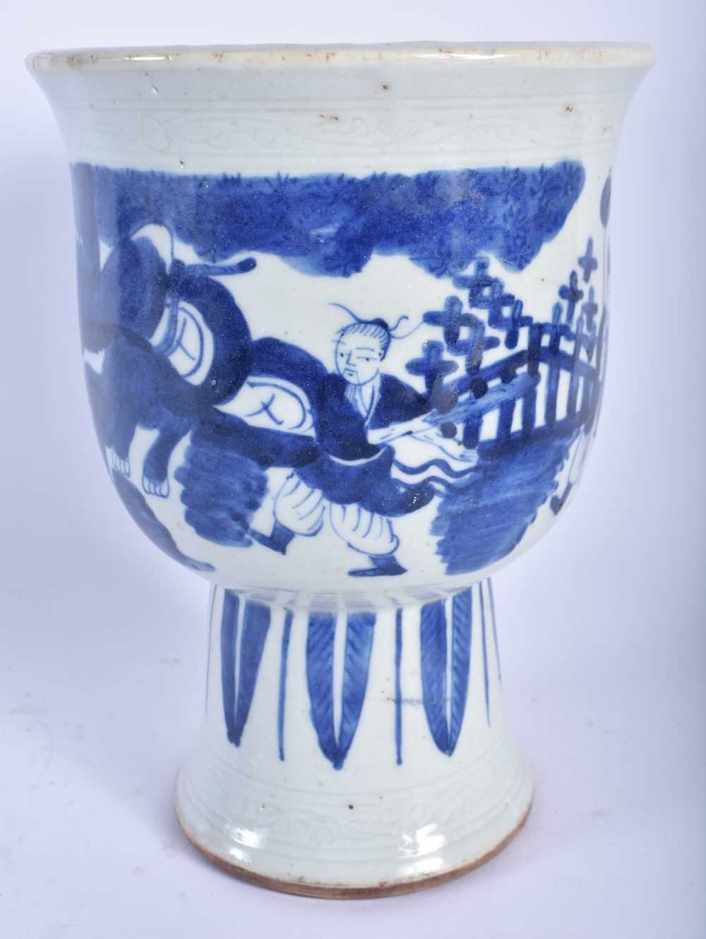 A CHINESE BLUE AND WHITE PORCELAIN VASE 20th Century. 18cm x 13 cm. - Image 2 of 5