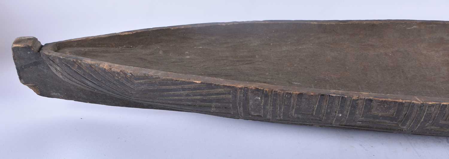 A VERY LARGE EARLY 20TH CENTURY TRIBAL AFRICAN POLYNESIAN CARVED WOOD CANOE. 106 cm x 18cm. - Image 2 of 6