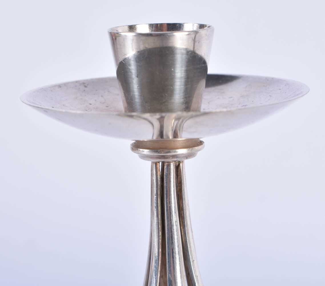 A STYLISH PAIR OF ART NOUVEAU SILVER PLATED CANDLESTICKS. 15 cm high. - Image 3 of 7