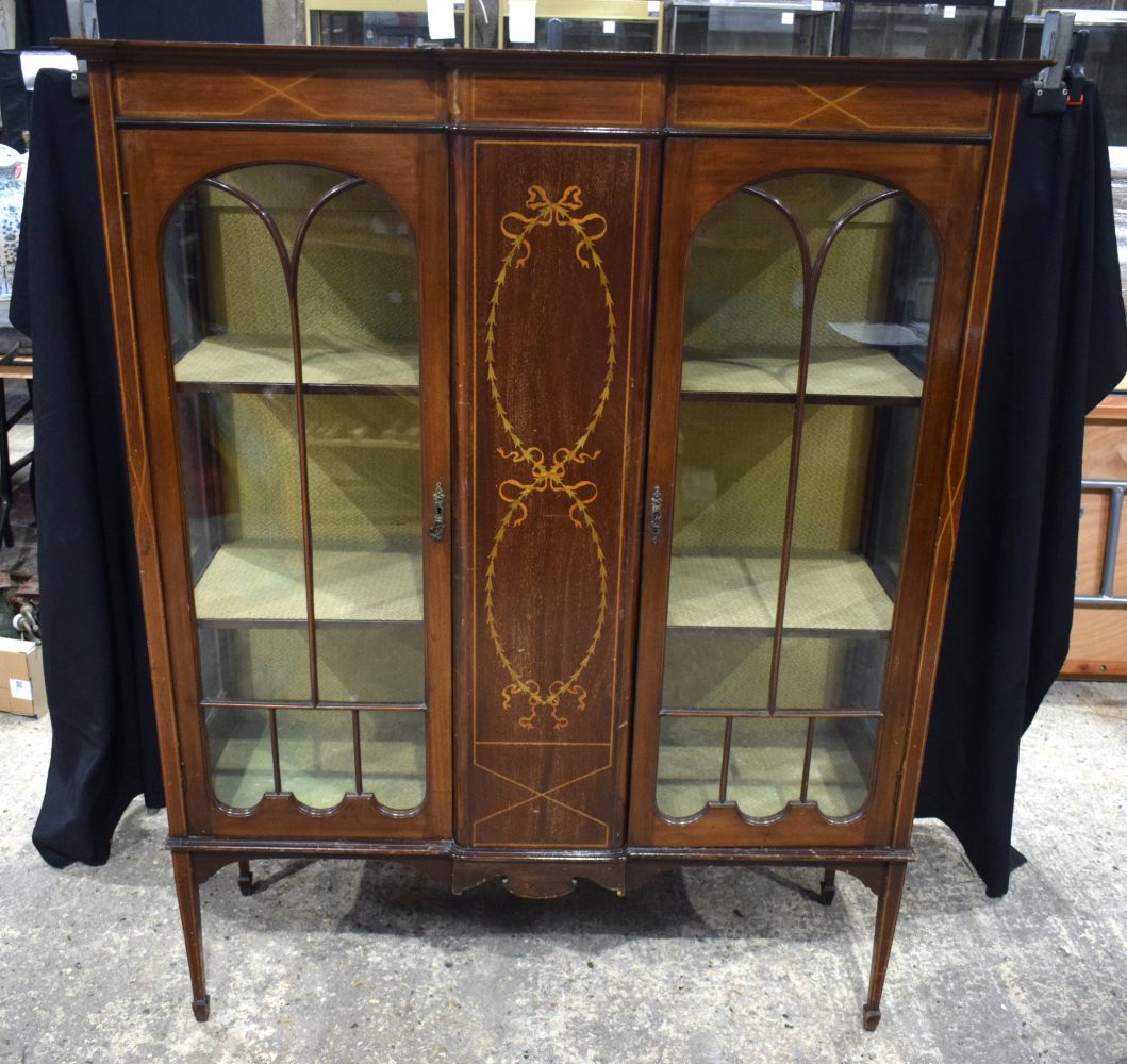 An Edwardian inlaid 2 door glazed display cabinet 151.5 x 121 x 41 cm.