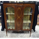 An Edwardian inlaid 2 door glazed display cabinet 151.5 x 121 x 41 cm.