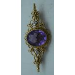 A YELLOW METAL AMETHYST BROOCH. 4.25 grams. 4.25cm x 1.75 cm.