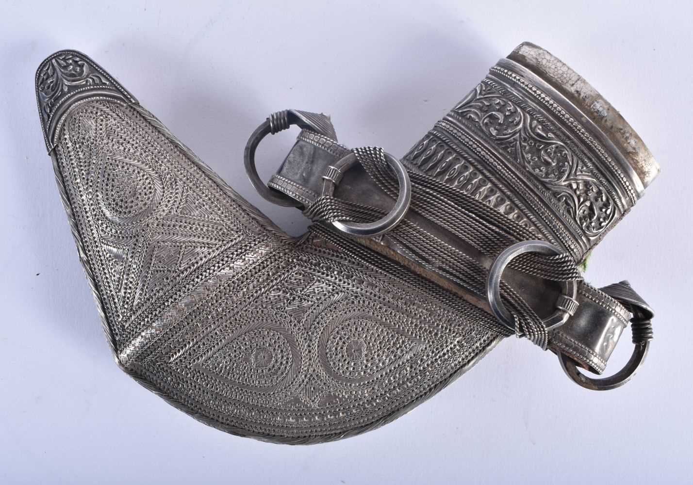 AN ANTIQUE OMANI JAMBIYA DAGGER. 28 cm x 20 cm. - Image 7 of 7