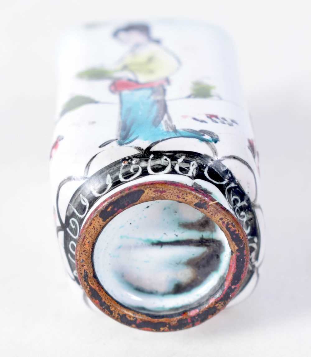 A Chinese Republican Period Canton Enamel Snuff Bottle, 5.6 cm x 2.4cm - Image 3 of 3