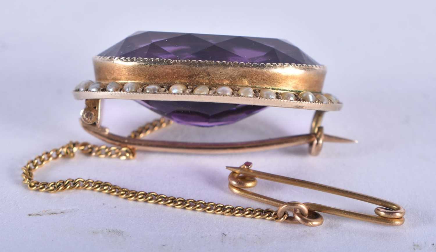 AN ANTIQUE YELLOW METAL AMETHYST AND PEARL BROOCH. 7 grams. 2.75 cm x 2 cm. - Image 3 of 3