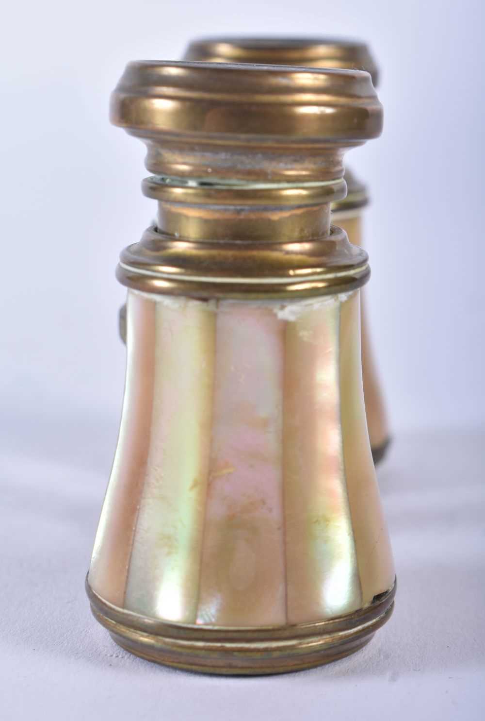 A PAIR OF MOTHER OF PEARL OPERA GLASSES. 9 cm x 9 cm extended. - Image 2 of 5