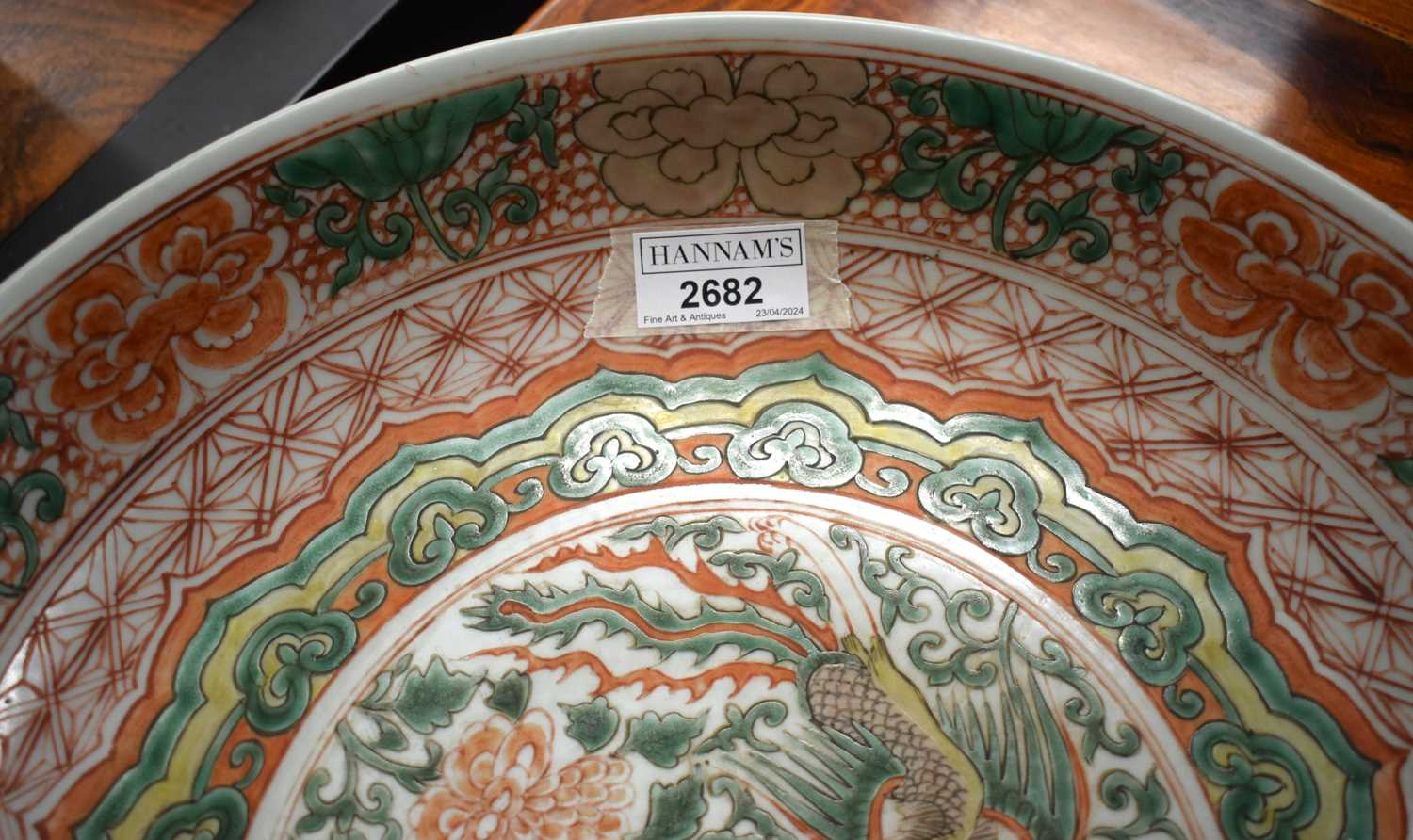 A LARGE 19TH CENTURY CHINESE FAMILLE VERTE PORCELAIN CIRCULAR DISH bearing Kangxi marks to base, - Image 5 of 15