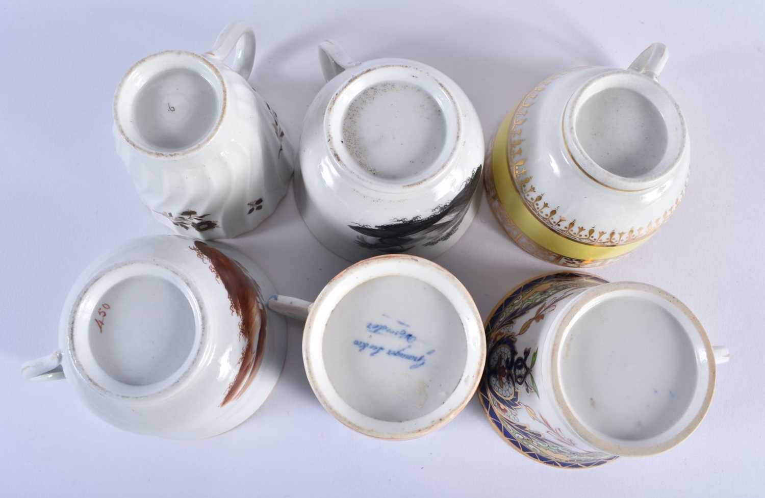 TWELVE LATE 18TH/19TH CENTURY ENGLISH PORCELAIN CUPS including Chmaberlains & Graingers Worcester. - Image 5 of 9