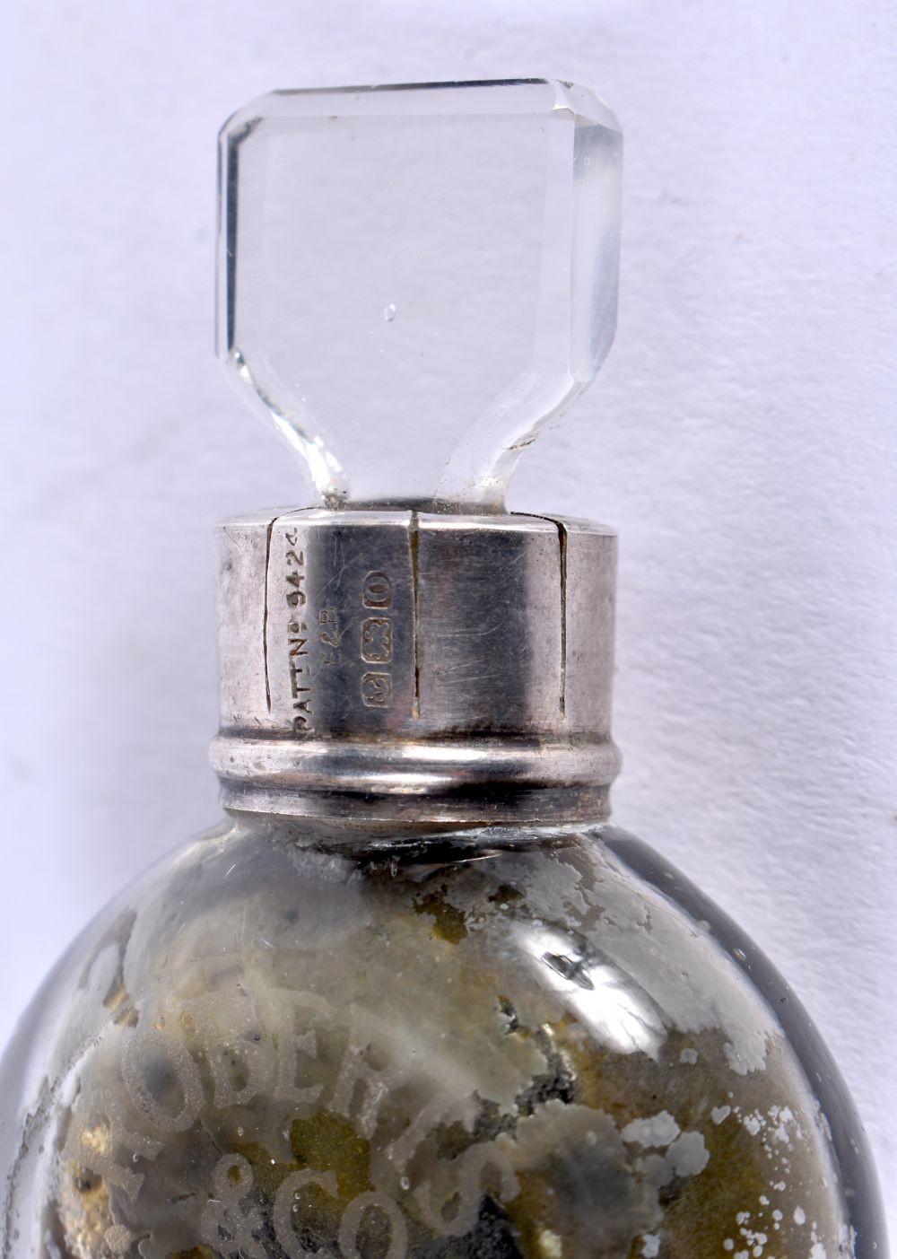 An Edwardian Silver Top Scent Bottle for Roberts & Co of Paris and London in a Leather Case. - Image 8 of 8