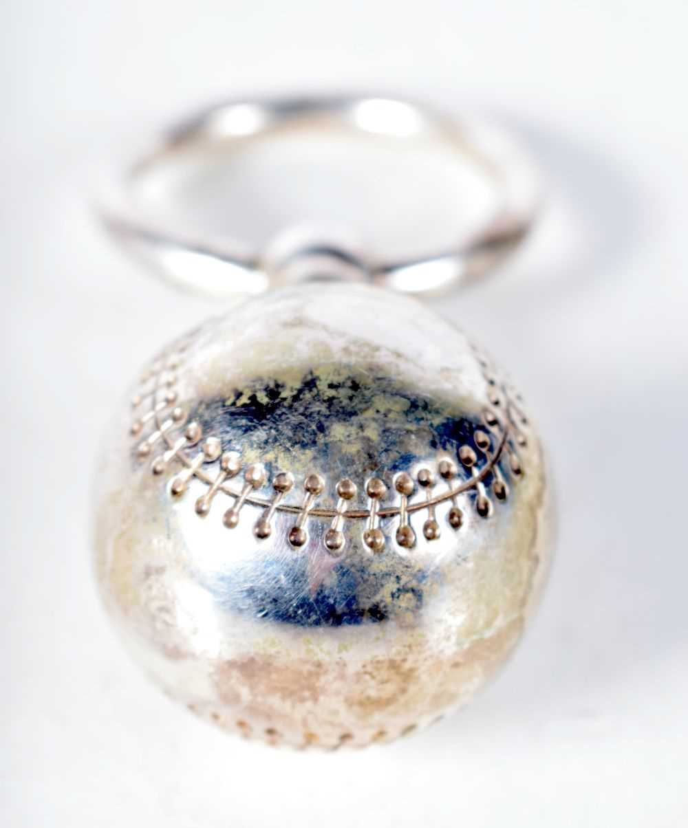 Tiffany & Co. Vintage Sterling Silver Baseball Design Baby Rattle. Stamped Tiffany Sterling, 12.2 cm - Image 3 of 3