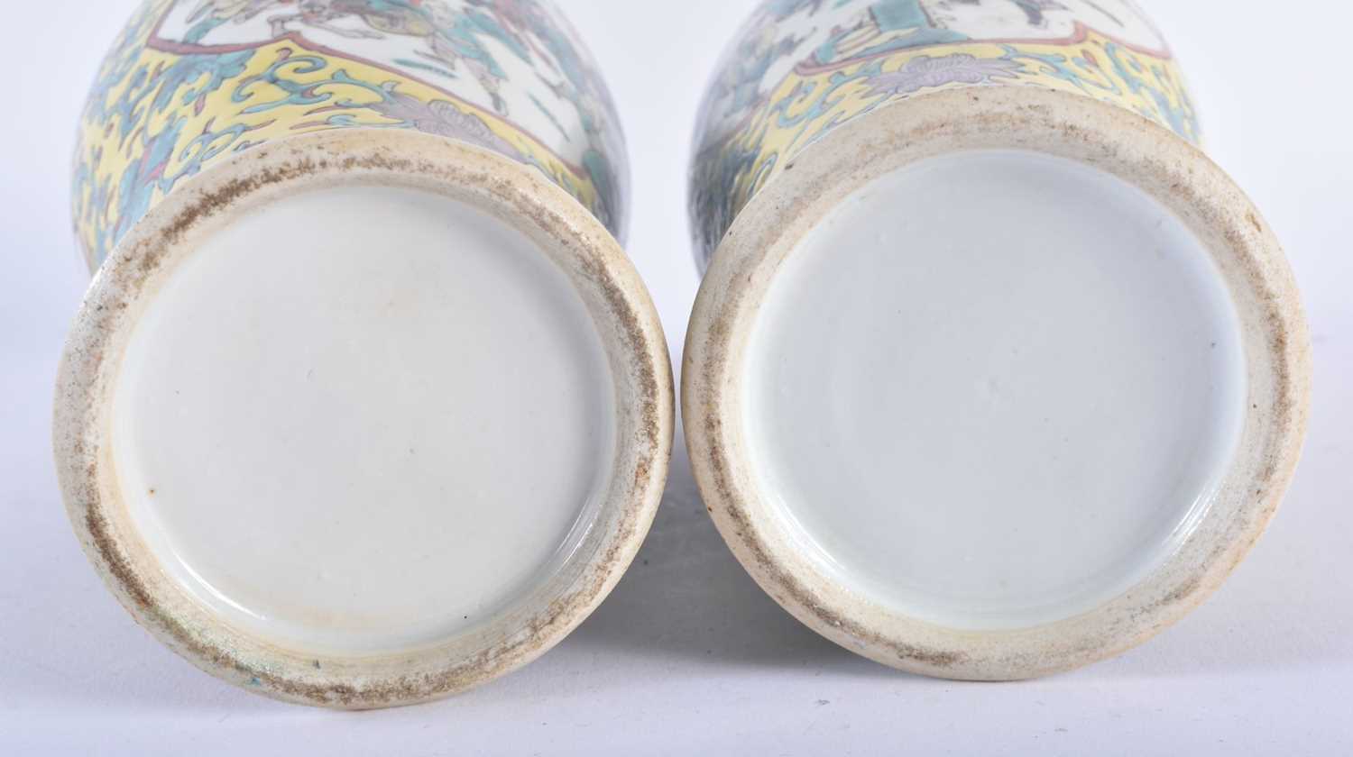 A PAIR OF 19TH CENTURY CHINESE FAMILLE JAUNE PORCELAIN VASES AND COVERS Qing, painted with figures - Image 5 of 5