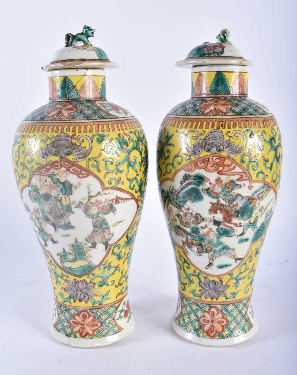 A PAIR OF 19TH CENTURY CHINESE FAMILLE JAUNE PORCELAIN VASES AND COVERS Qing, painted with figures - Image 3 of 5