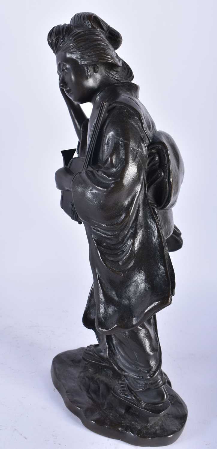 A LARGE 19TH CENTURY JAPANESE MEIJI PERIOD BRONZE OKIMONO OF A GEISHA. 33 cm high. - Image 3 of 7