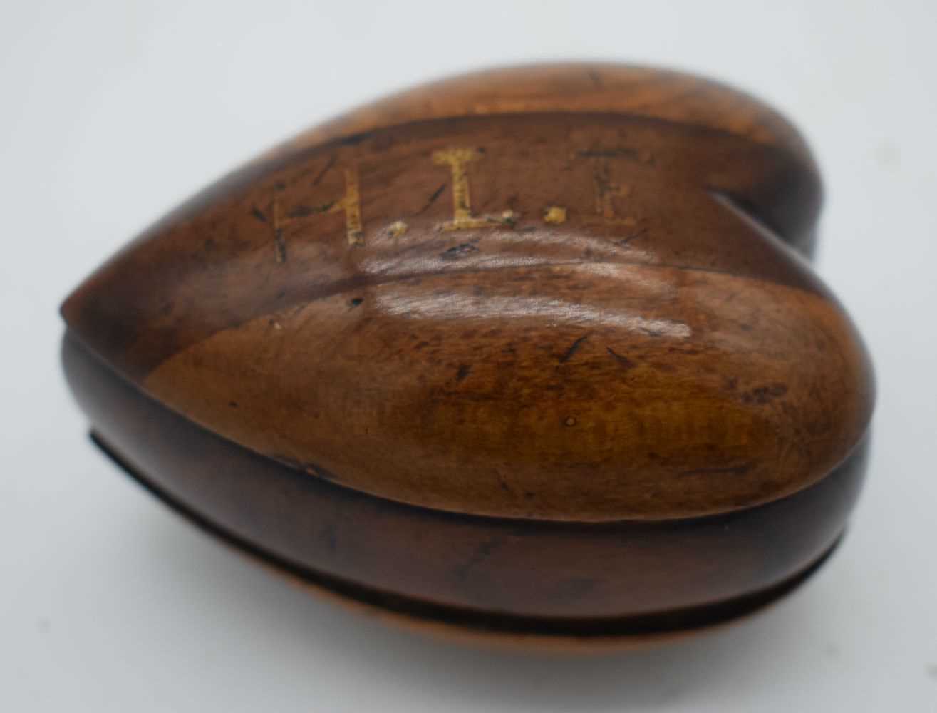 AN ANTIQUE HEART SHAPED TREEN SNUFF BOX. 7.75 cm x 5.5 cm.