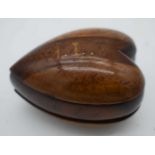 AN ANTIQUE HEART SHAPED TREEN SNUFF BOX. 7.75 cm x 5.5 cm.