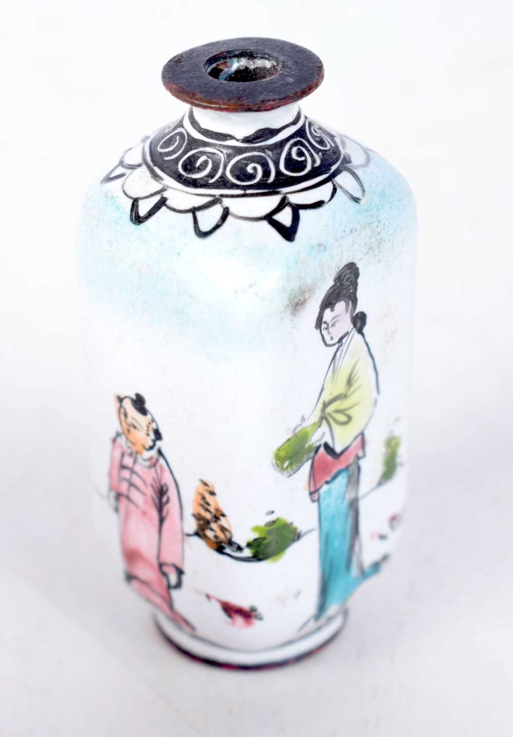 A Chinese Republican Period Canton Enamel Snuff Bottle, 5.6 cm x 2.4cm - Image 2 of 3